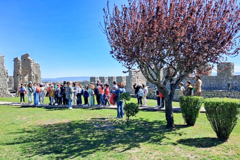 Crian&ccedil;as visitam o Castelo de Montemor-o-Velho